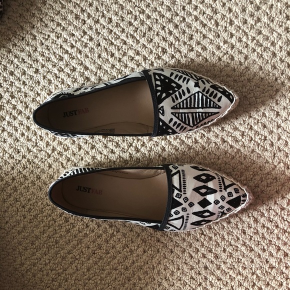 JustFab black and white slip on flats - Picture 2 of 4